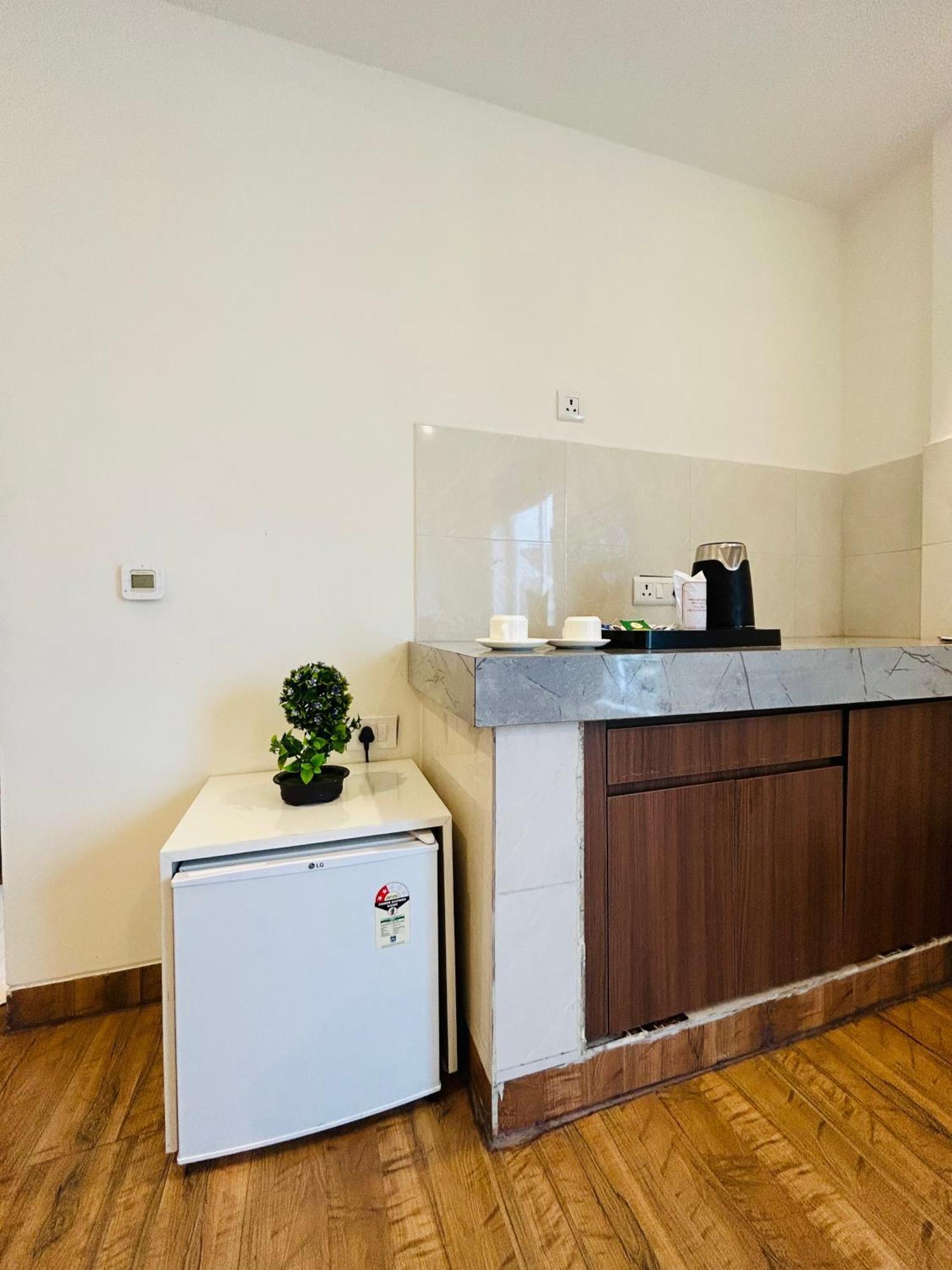 Amahi Inn Гургаон Экстерьер фото